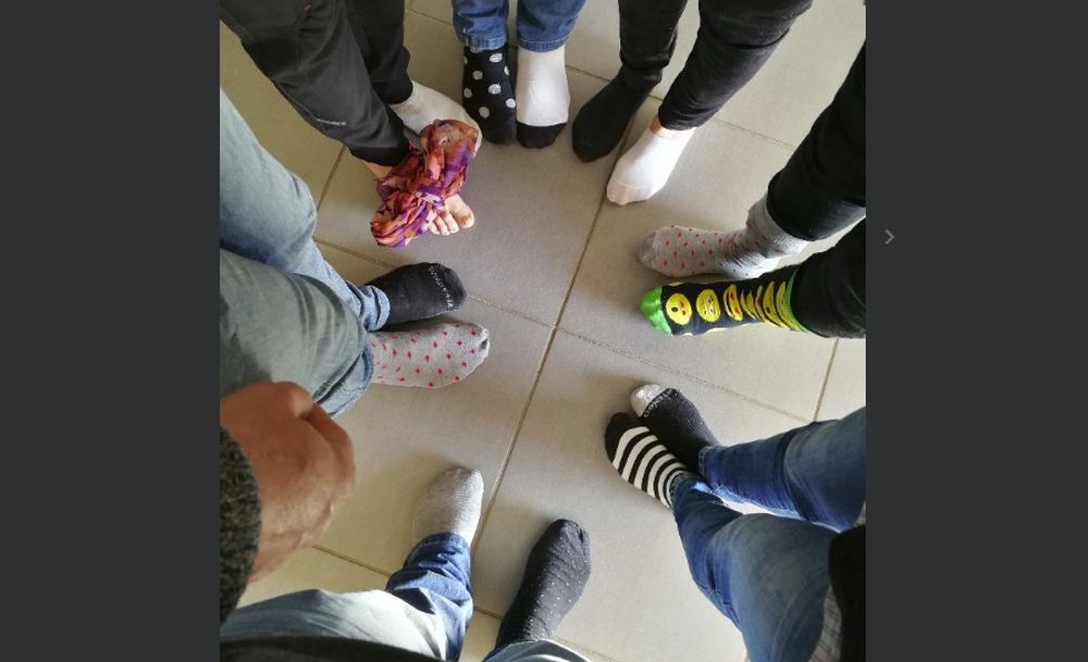 Des chaussettes dépareillées en soutien à la différence.