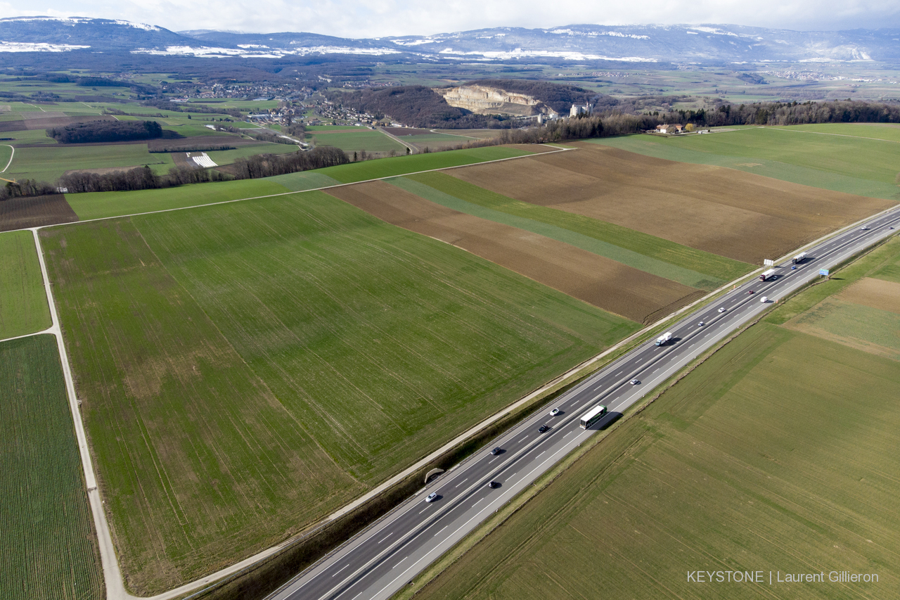 Le projet de la décharge de "La Vernette" est prévu sur un terrain à côté de l'autoroute A1, à cheval entre les communes de Daillens et d'Oulens-sous-Echallens. La population n'en veut pas.