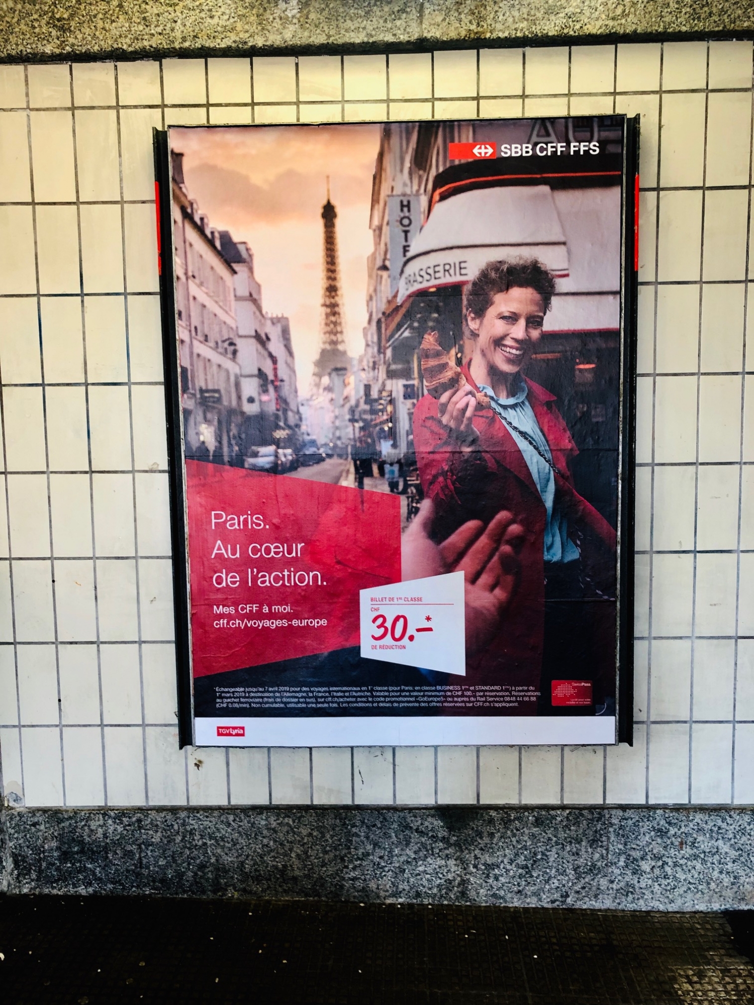 L'affiche en question, ici immortalisée à Versoix, est présente dans de nombreuse gares de Suisse.