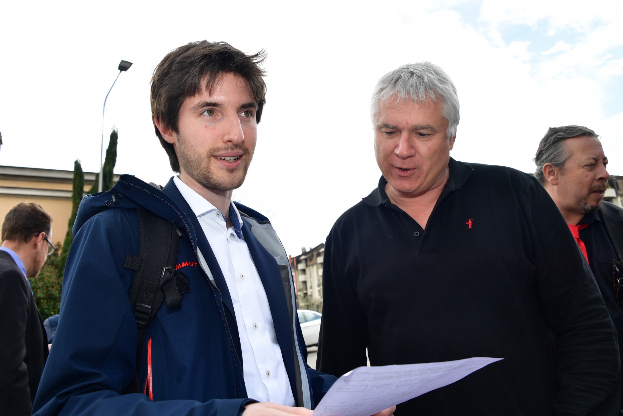 Marco Carenza et Yves Gauthier-Jaques, du comité référendaire, découvrent avec sourire les résultats. 