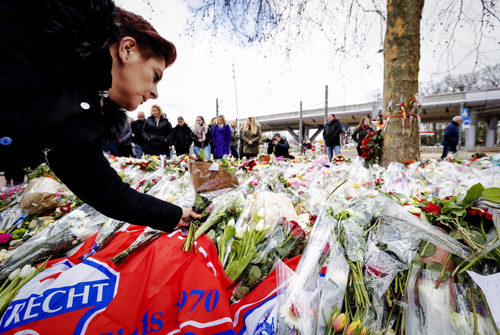Sur la place du 24 octobre à Utrech, lieu de la fusillade dans le tramway, de nombreuses fleurs et messages ont été déposés pour rendre hommage aux victimes.