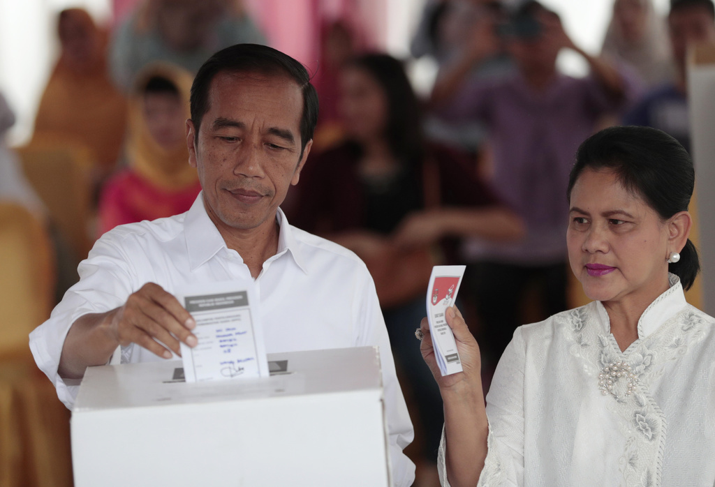 Joko Widodo est donné gagnant par 3 instituts de sondages. 190 millions d'Indonésiens étaient appelés aux urnes.