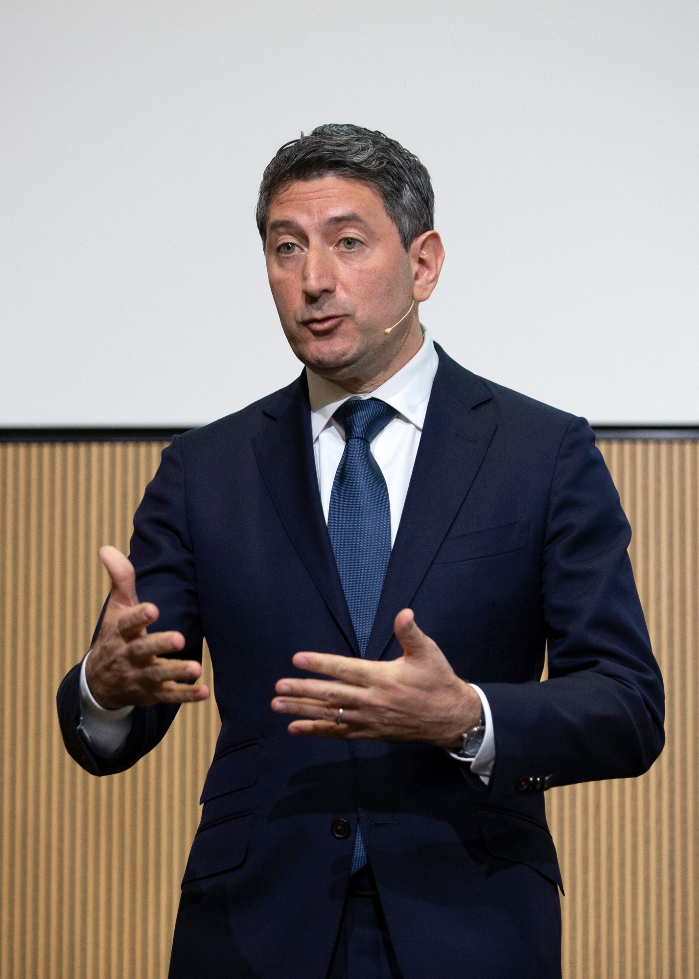 Roberto Cirillo, neuer CEO der Schweizerischen Post, spricht waehrend einer Medienkonferenz, am Mittwoch, 3. April 2019 in Bern. (KEYSTONE/Peter Klaunzer) SCHWEIZ POST ROBERTO CIRILLO