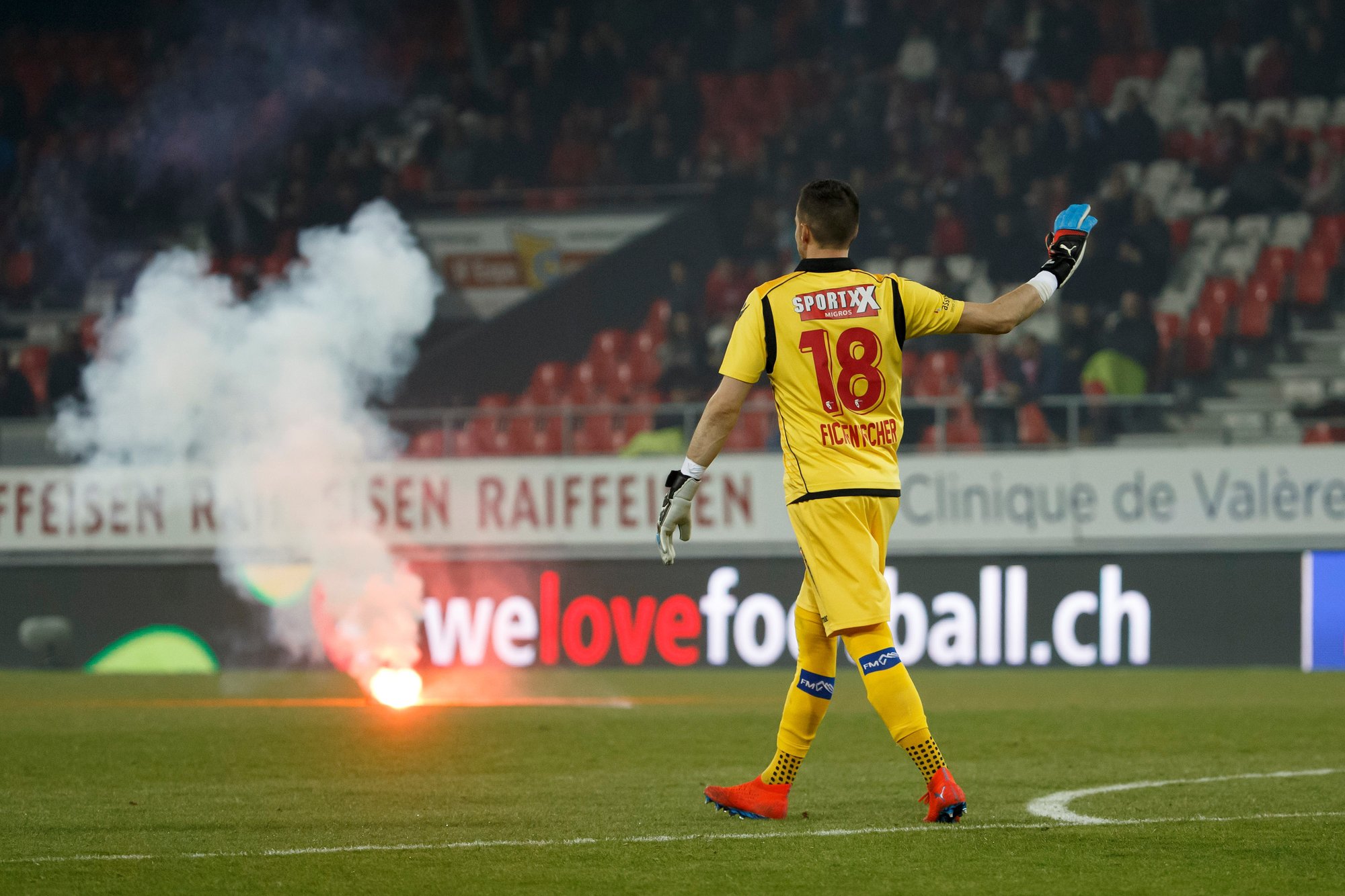 Sion's goalkeeper Kevin Fickentscher leaves the pitch after that Grasshopper's supporters launching light flares, during the Super League soccer match of Swiss Championship between FC Sion and Grasshoppers Club, at the Stade de Tourbillon stadium, in Sion, Switzerland, Saturday, March 16, 2019. (KEYSTONE/Salvatore Di Nolfi)FC Sion Grasshopper