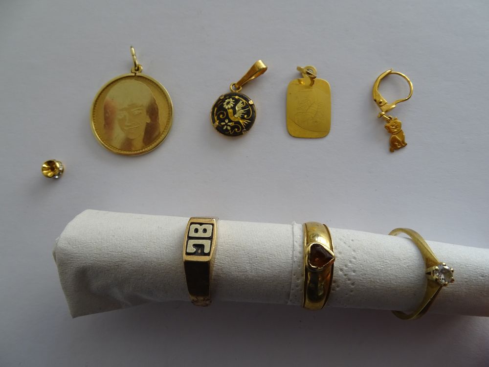 Des bagues, des boucles d'oreilles, des pièces d'or, des colliers et des montres font partie du butin retrouvé.