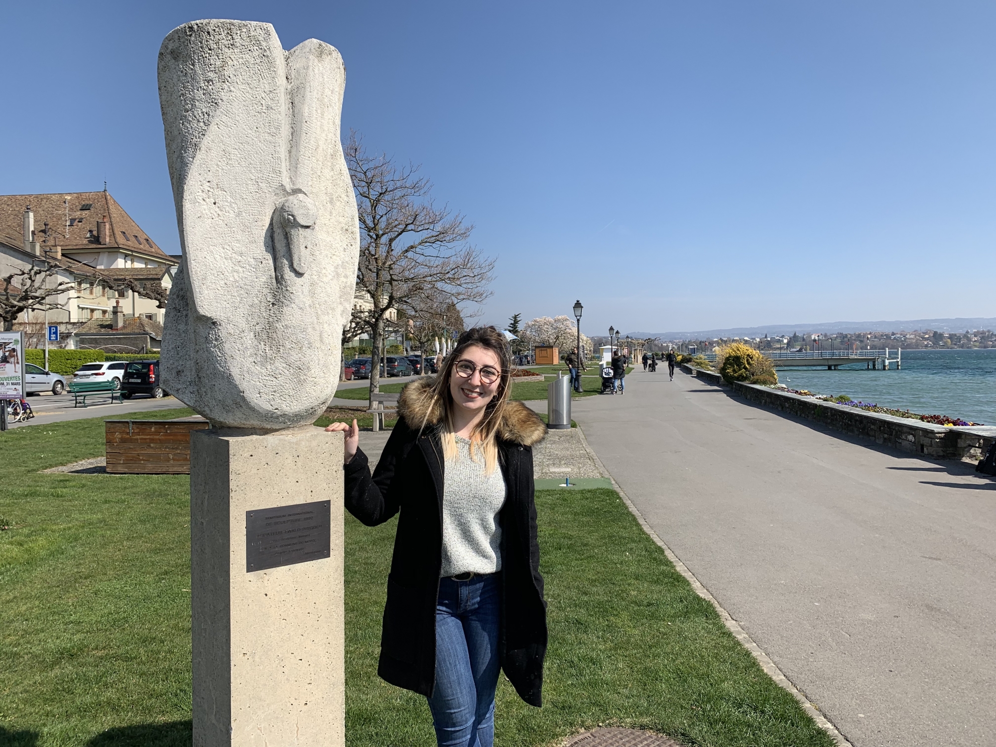 Avec la Valaisanne Yasmine Müller, Anne Vallon, apprentie à l'office du tourisme de Morges, a réalisé le fascicule présentant les statues de la ville.