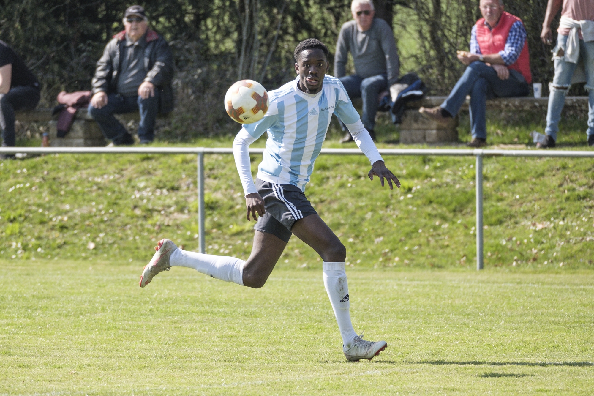 A Echichens, sur le flanc gauche, Odilon Da Cruz n'a d'yeux que pour le ballon.