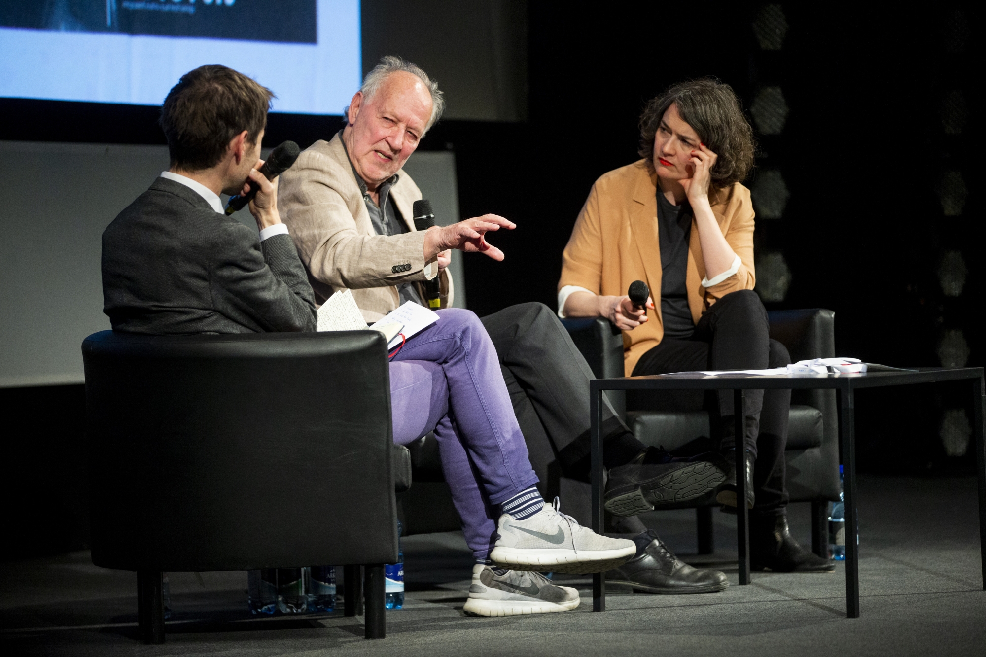 Werner Herzog, sur la scène de Marens, entouré du cinéaste Lionel Baier et de la directrice du festival Emilie Bujès.