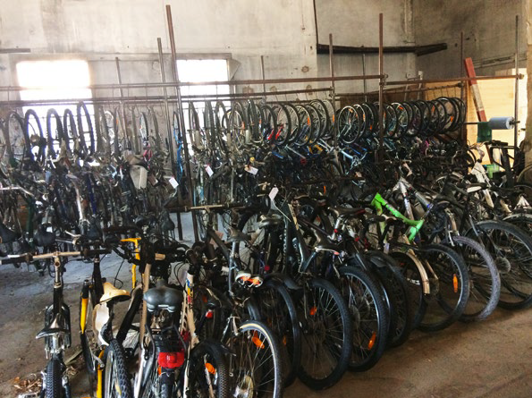 Local de stockage des vélos abandonnés à la Police Nyon Région.