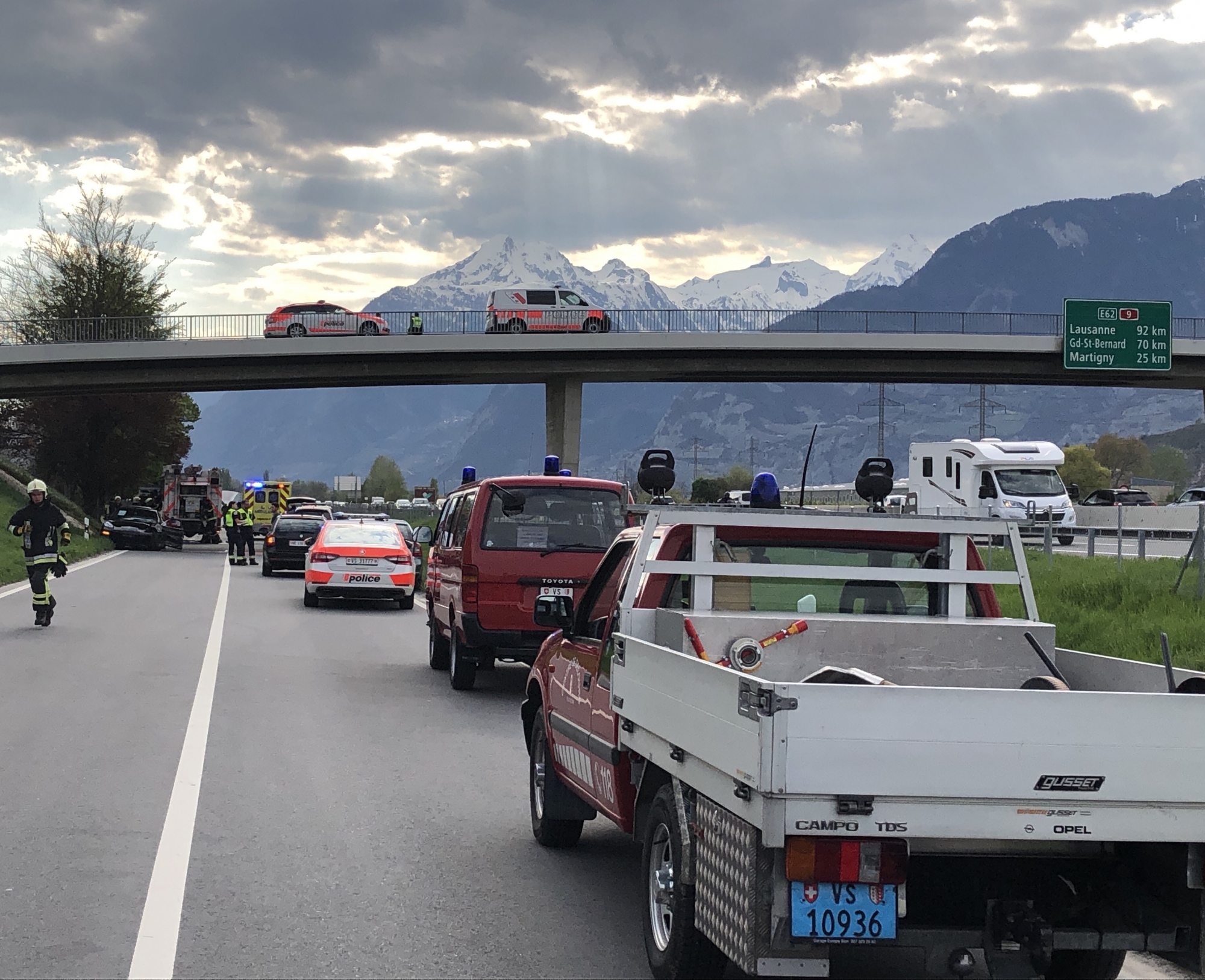 L'accident, visible depuis l'autoroute, a provoqué une longue fermeture de la route d'Aproz.