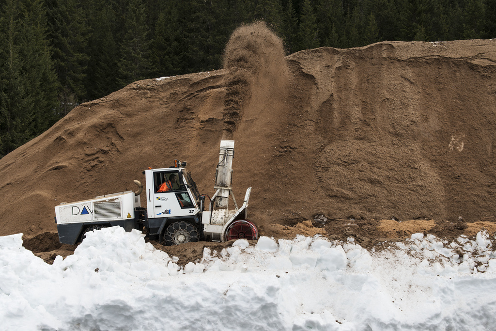 Le principe du snowfarming: la neige est amassée à proximité des pistes, puis recouverte de sciure ou d'une bâche jusqu'à l'entame de la saison suivante. (Illustration)