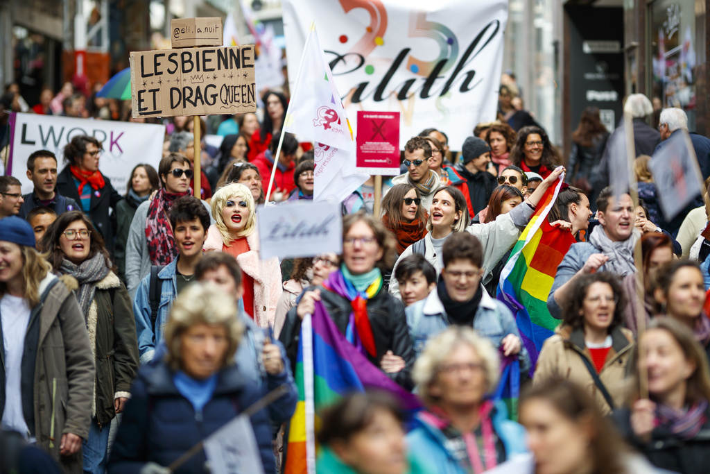 La Marche, ponctuée par un kiss-in à la Place de la Palud, a fédéré les participants autour de plusieurs problématiques, notamment celle de la santé sexuelle.