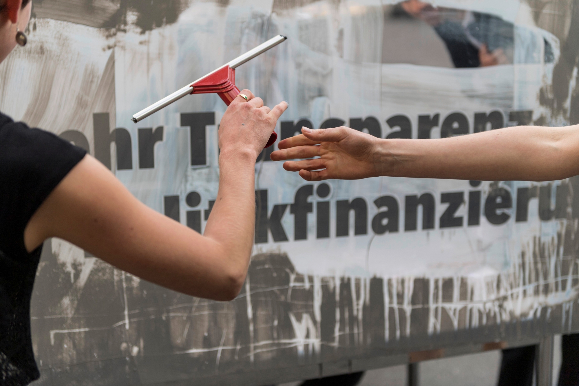 Nadine Masshardt, Nationalraetin SP-BE, rechts, und Lisa Mazzone, Nationalraetin, GP-GE, Co-Praesidentinnen im Traegerverein fuer die Initiative fuer mehr Transparenz in der Politikfinanzierung, erhoehen in einer Aktion sympolisch die Durchsicht, am Mittwoch, 29. August 2018 in Bern. Die Transparenz Initiative will die FInanzen in der Politik sichtbar machen. (KEYSTONE/Alessandro della Valle) SCHWEIZ TRANSPARENZ INITIATIVE TRAEGERVEREIN AKTION