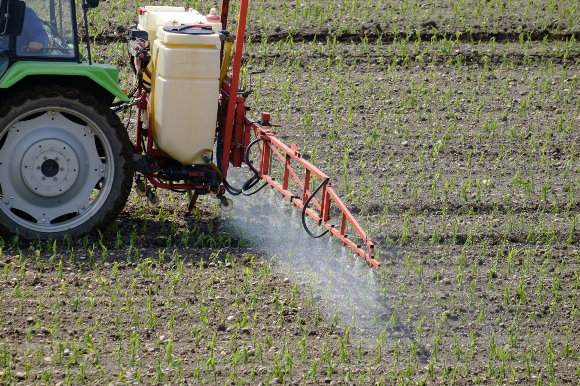 Face aux dégâts des pesticides, les agriculteurs se retrouvent en première ligne.