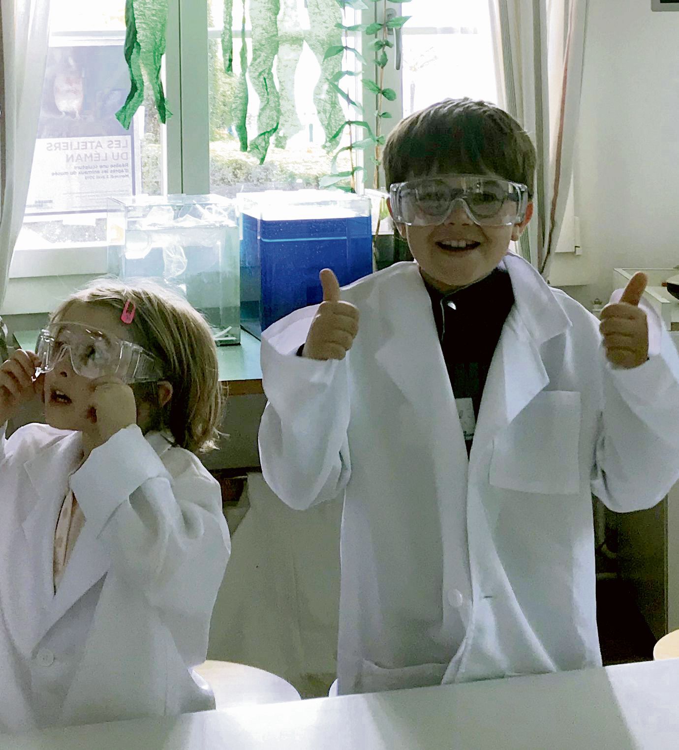 Des enfants transformés en scientifiques et visiblement heureux.