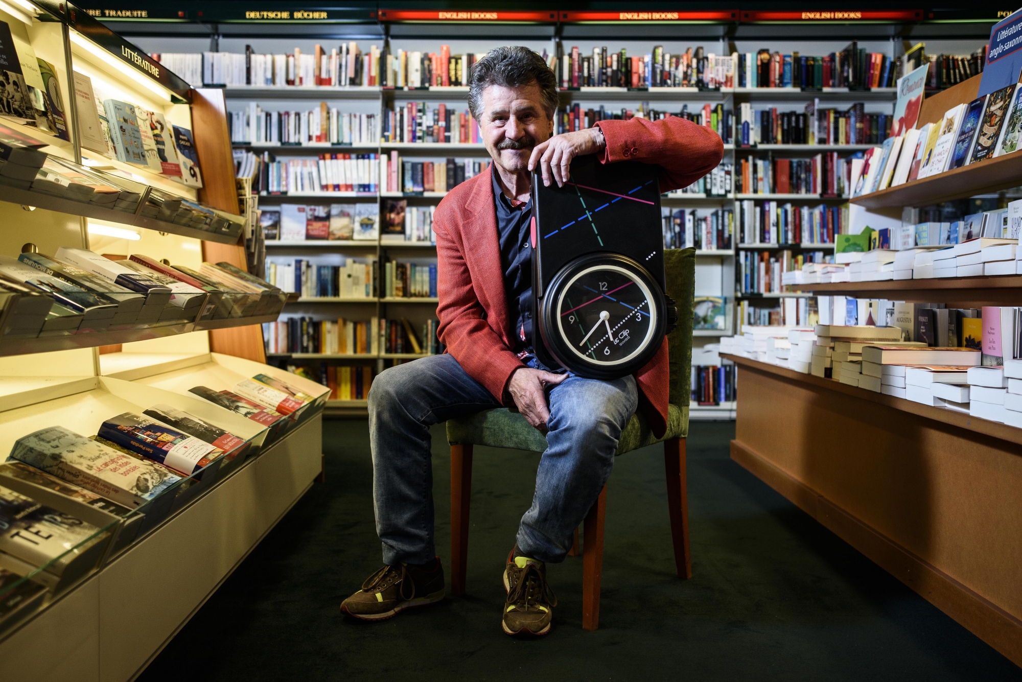 Michel Jordi, ici avec un modèle géant de sa montre "Clip", est prêt à conquérir le marché du livre.