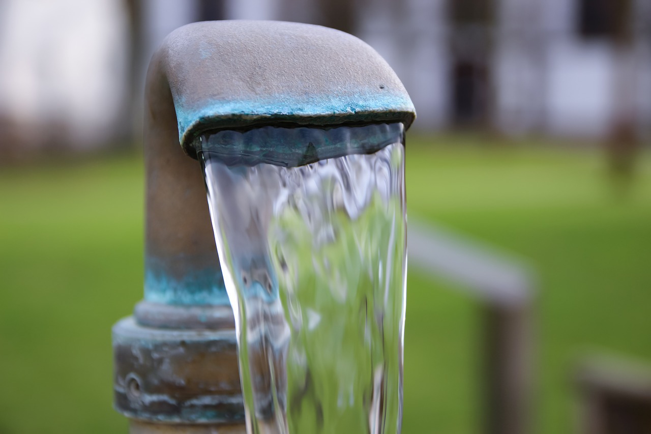 La qualité de l'eau potable est altérée par des substances comme les nitrates, les pesticides ou le lisier contenues dans les sols.