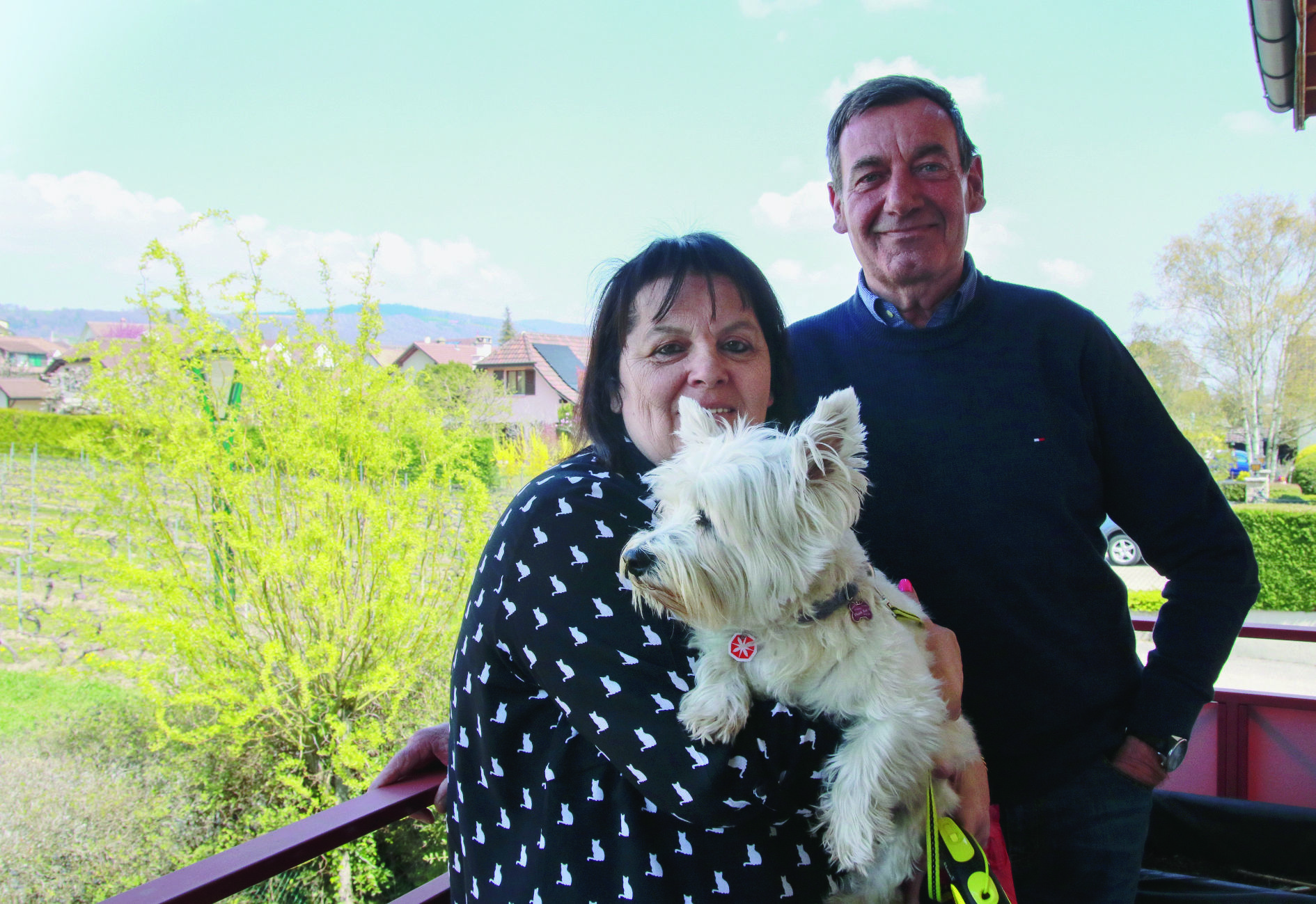 Viviane et Claude Pensalfini, avec leur chienne Flora, sur leur balcon glandois.