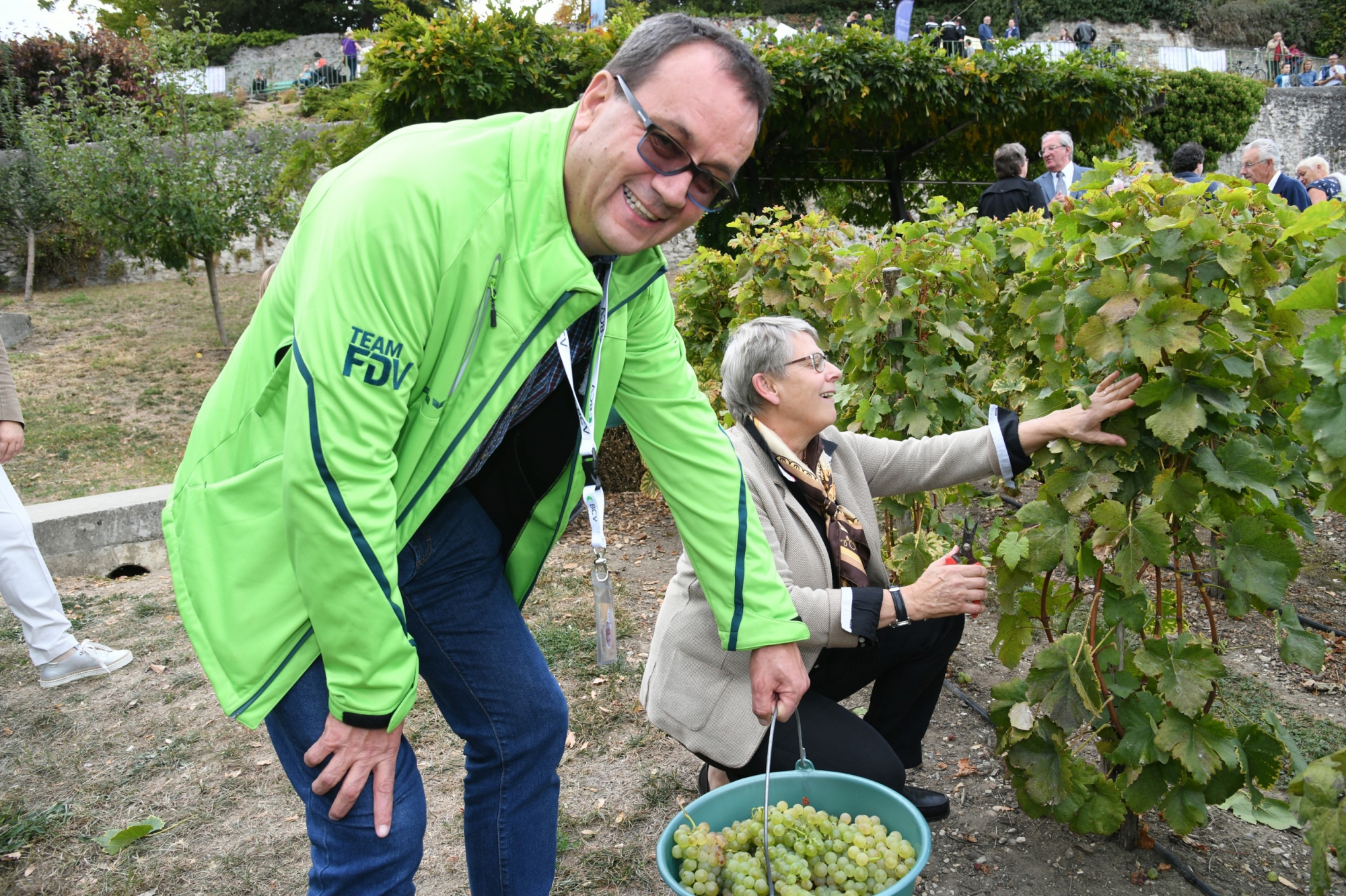 Hugues Rubattel, ici en train de vendanger la Vigne du district avec la conseillère d'Etat Béatrice Métraux, est à la tête du service des Espaces verts nyonnais depuis 30 ans.