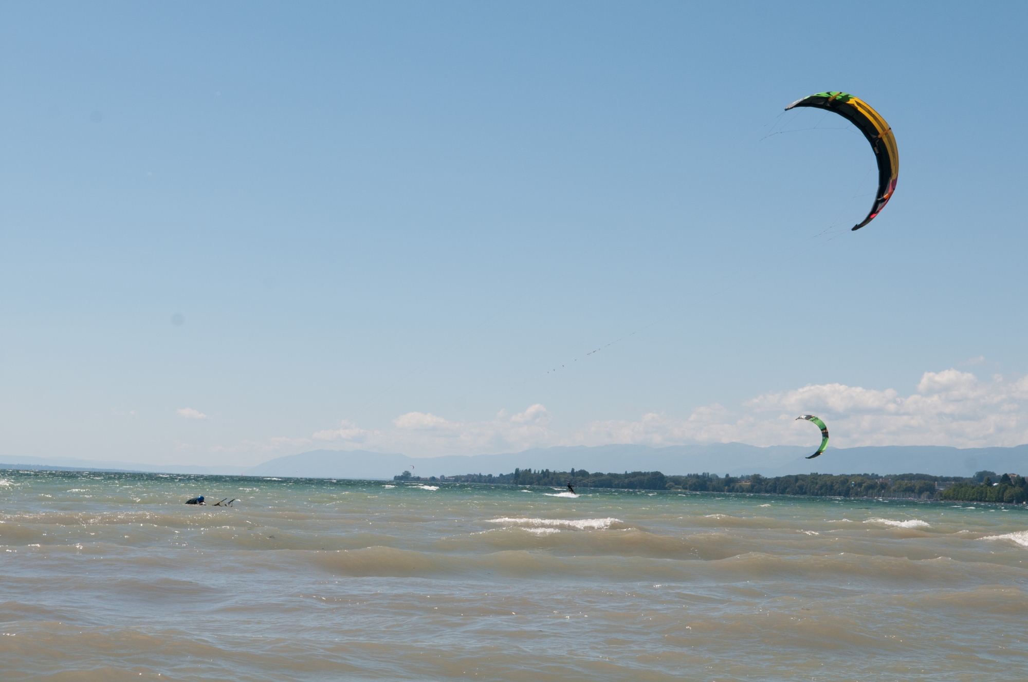 Après plus d'une heure sur le lac à rechercher vainement le kitesurfeur, le Sauvetage de Nyon n'a pu récupérer que la voile.