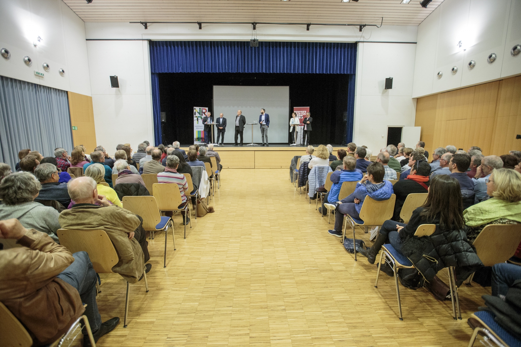 Le débat organisé par "La Côte" et Nyon Région Télévision relatif à la sortie ou non de Prangins de Région de Nyon a rempli la salle des Morettes.