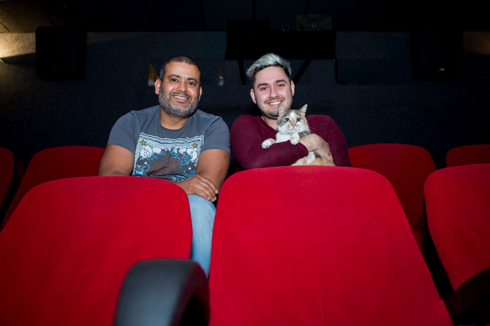 Adel Benfarhat, gérant du cinéma Le Capitole à Nyon et Niels Renard, responsable marketing, avec le chat Gribouille.