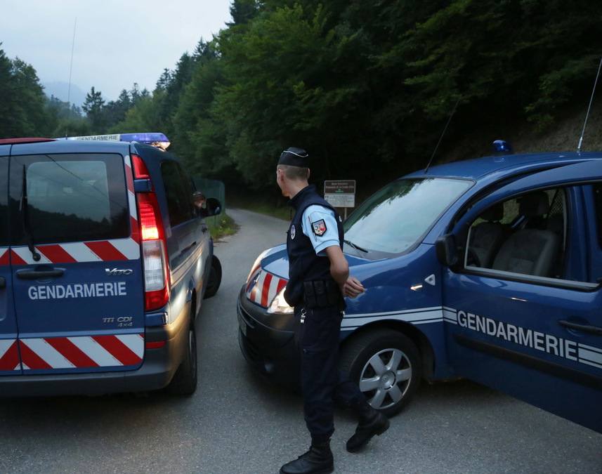 "Il ne ressortira pas de suite", a tweeté dimanche la police de Haute-Savoie.