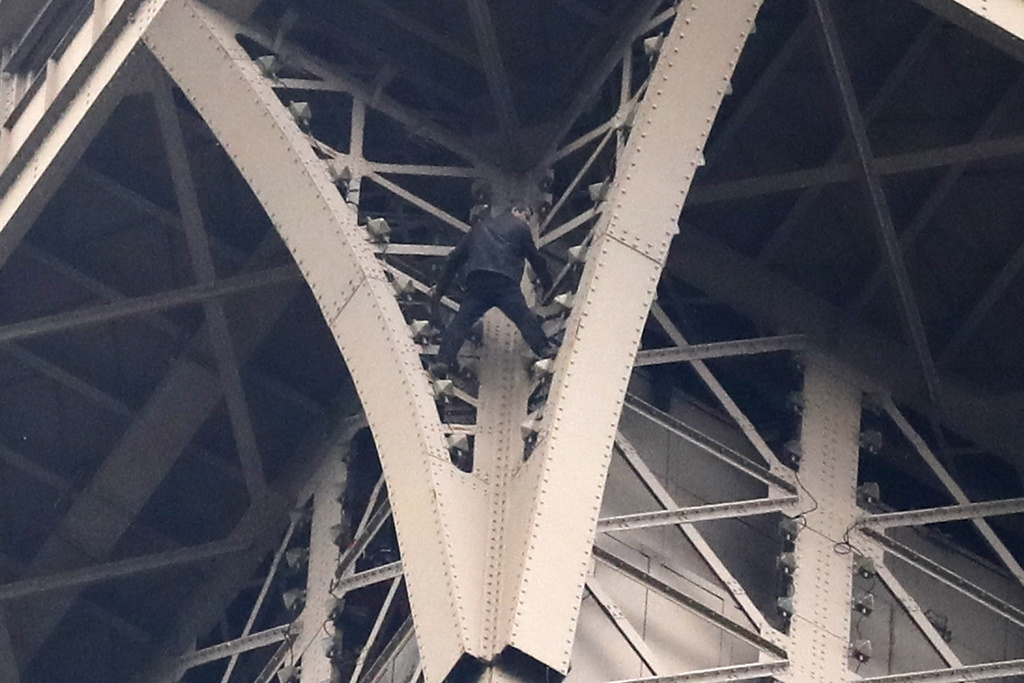 L'homme était resté debout en appui sur les barreaux de la "Dame de fer" juste en-dessous du troisième et dernier étage jusqu'à la tombée de la nuit.