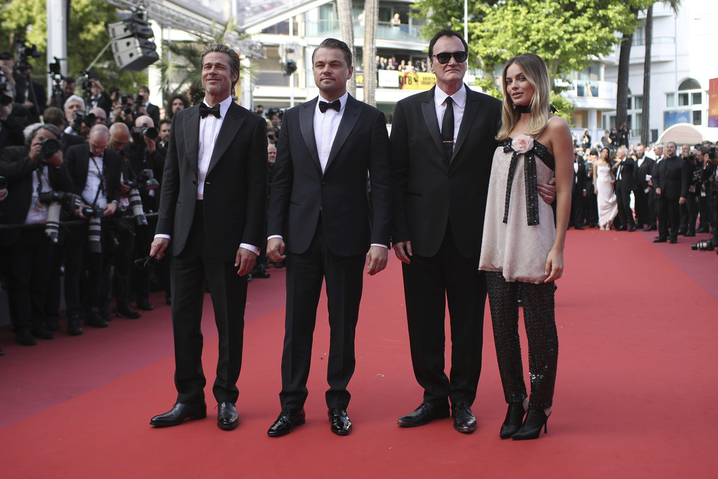 Leonardo DiCaprio, Quentin Tarantino, lunettes noires, entouré de ses acteurs Brad Pitt, Leonardo DiCaprio et Margot Robbie sur le tapis rouge du festival.