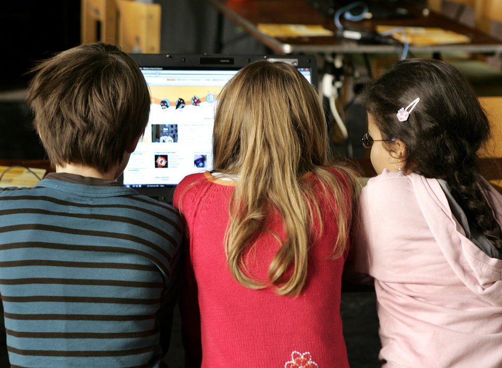 Plus l'enfant est âgé, plus il risque de se retrouver dans une situation à risque sur le web, selon l'étude EU Kids Online Suisse publiée jeudi. (Illustration)