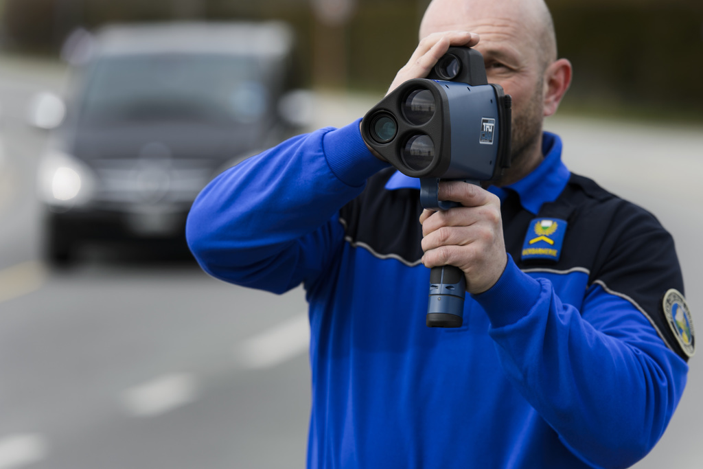 Même après les déductions appliquées par la police vaudoise, le chauffard était encore en excès de vitesse de 65 km/h (illustration).