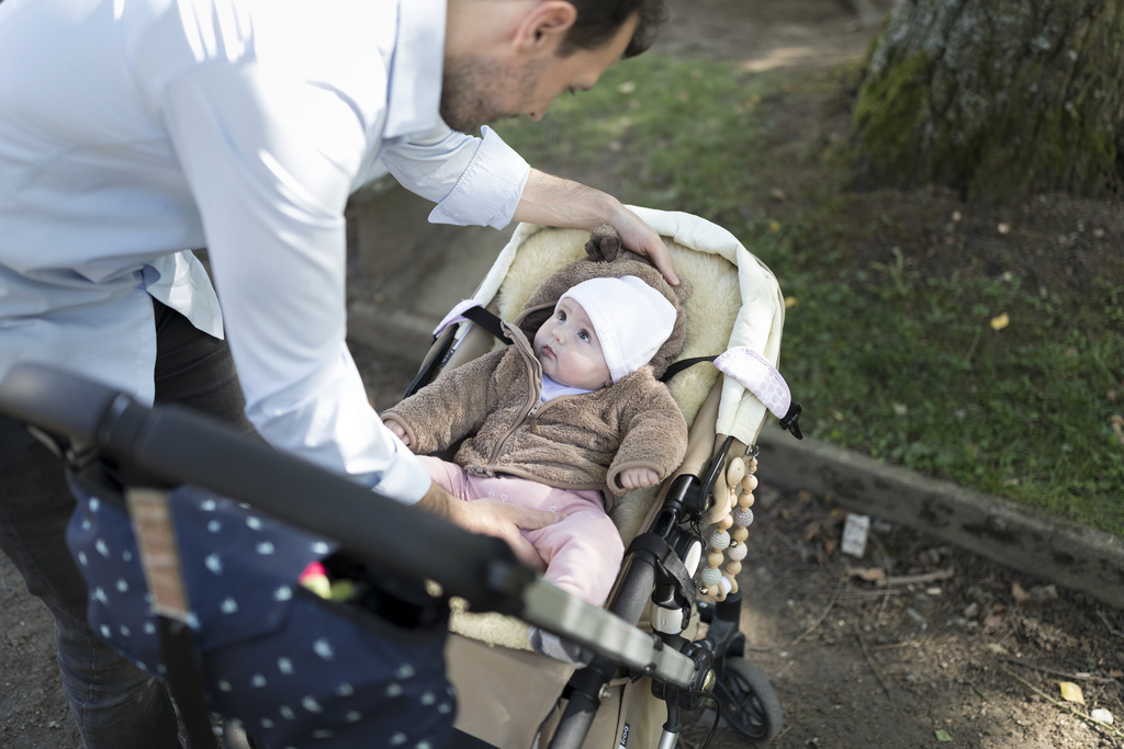 Après la décision du Conseil des Etats, les Suisses devraient obtenir un congé de deux semaines à la naissance de leur enfant. (illustration)