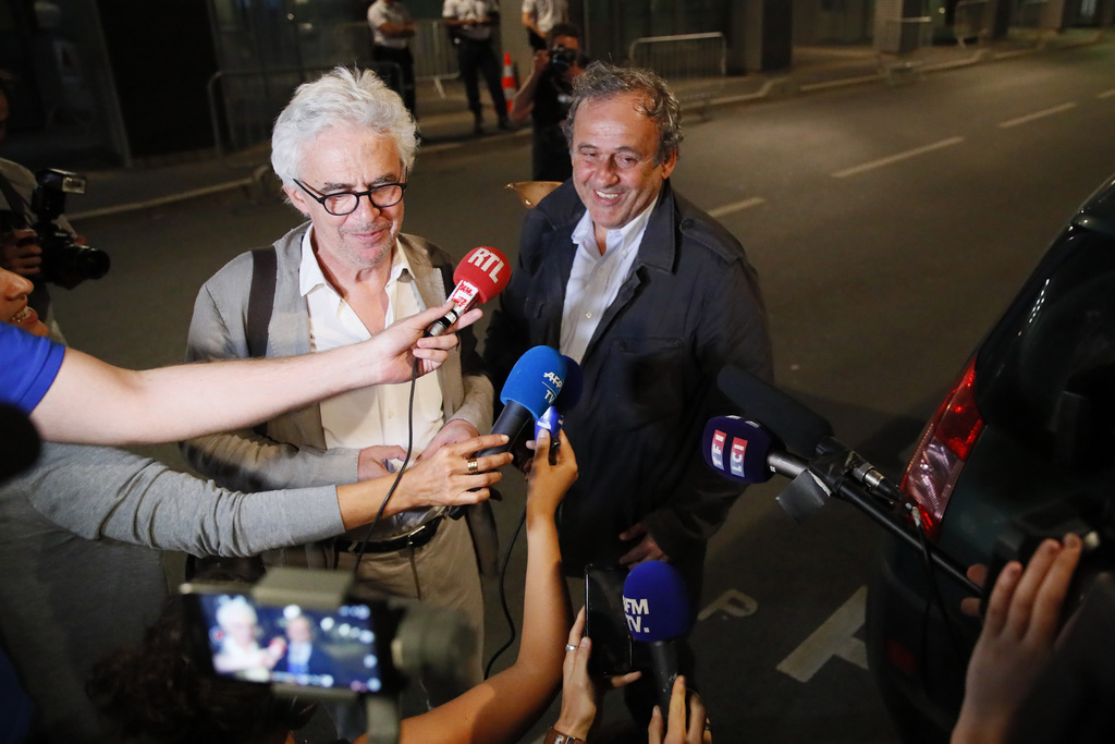 Michel Platini et son avocat répondent aux questions des journalistes après la garde à vue de plusieurs heures.