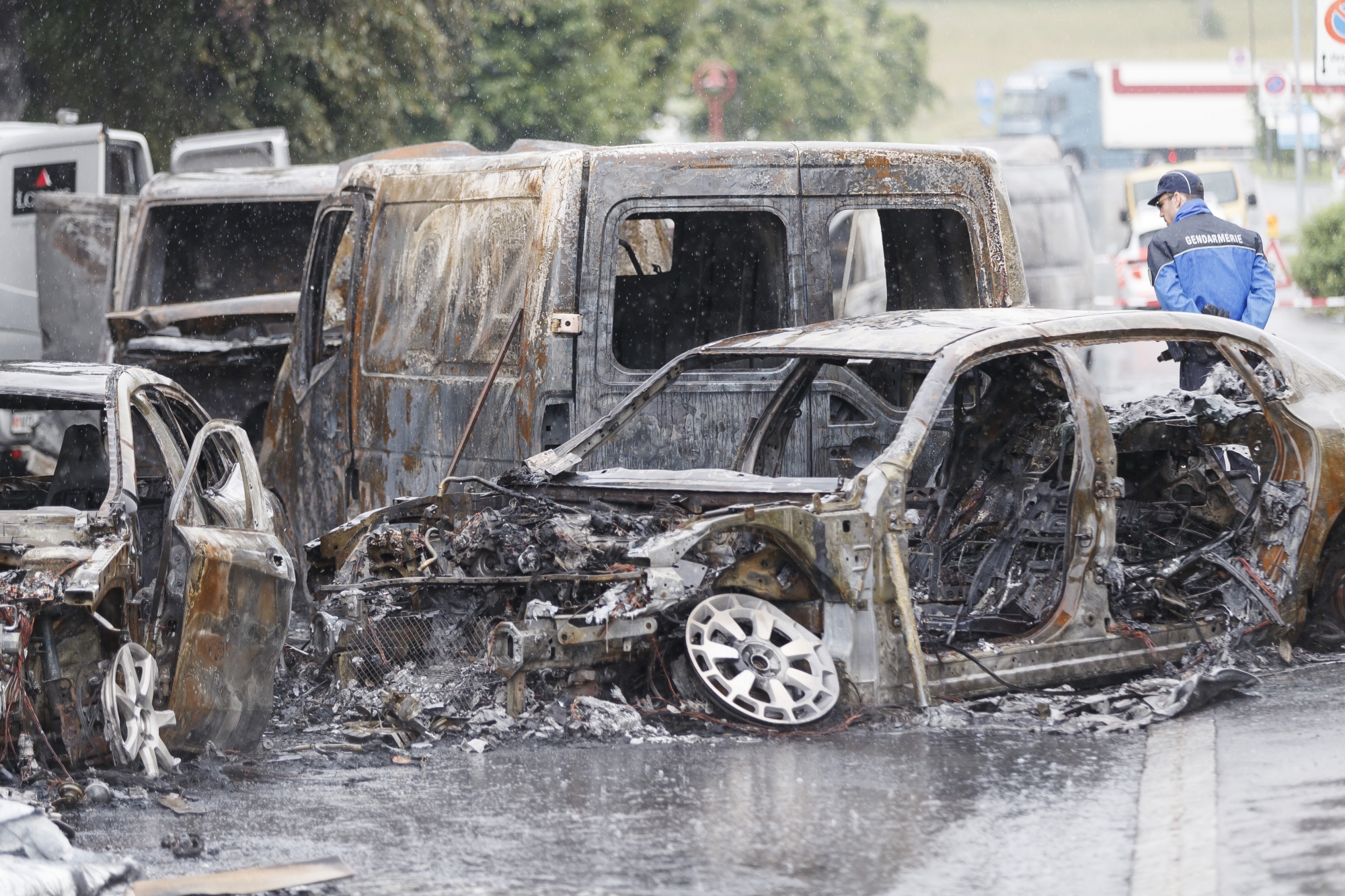Les carcasses de véhicules incendiés.