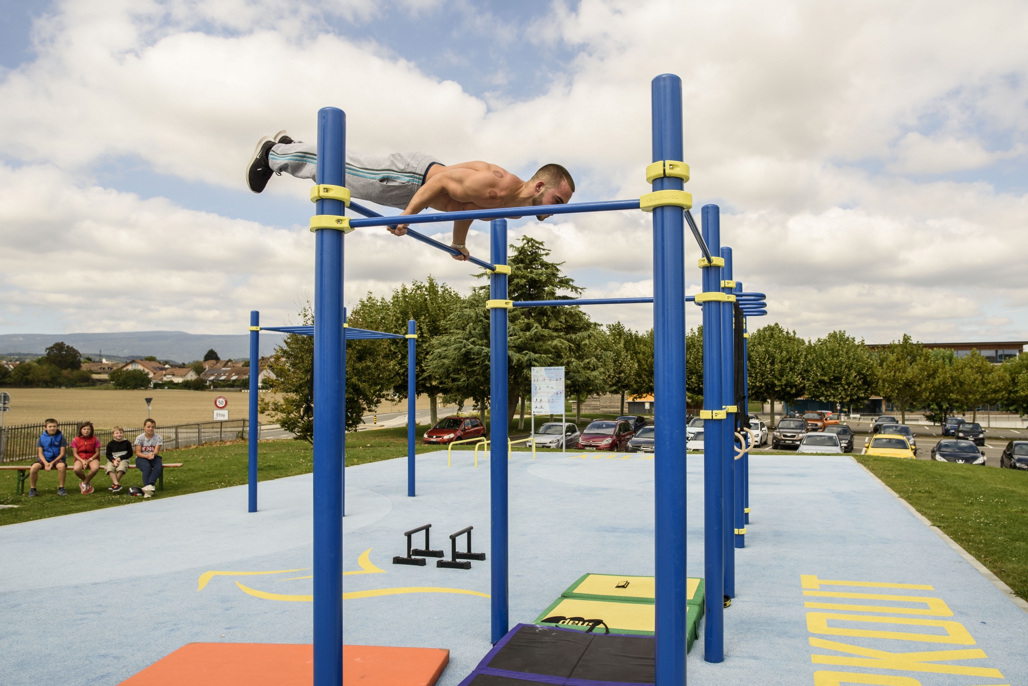 Les engins de street workout permettent notamment de faire de la musculation, comme ici à Etoy.