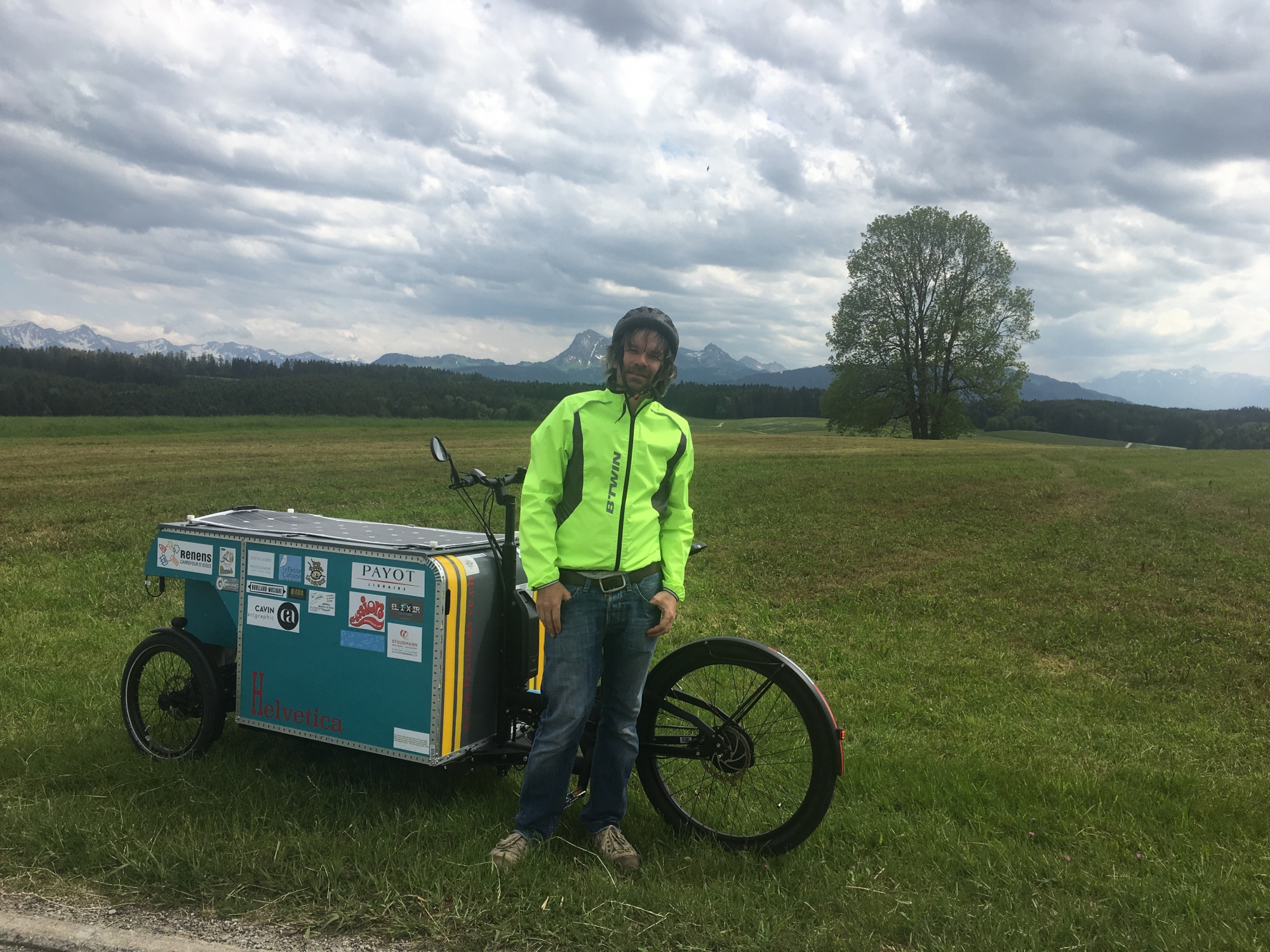 François Vé et son vélo-cargo électrique, près de Romont, en chemin pour un concert.