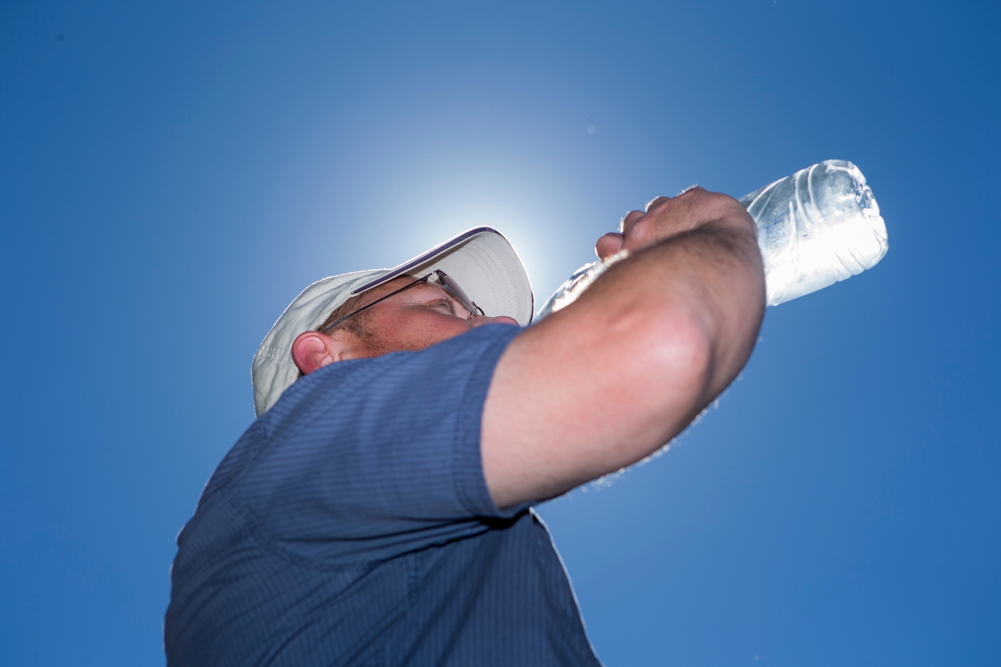 Il est important de bien s'hydrater, rappelle le médecin cantonal.