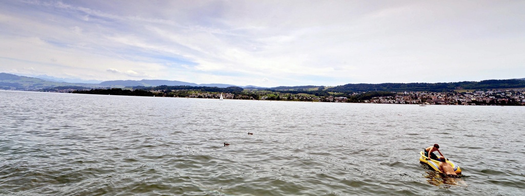 En cette période caniculaire, de nombreuses personnes se baignent dans des lacs comme celui de Zurich. Une activité qui peut être dangereuse. (Illustration)