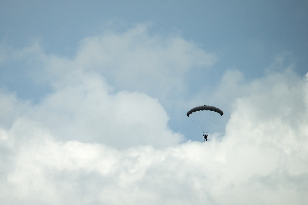 Durant un exercice réalisé avec des parachutes de secours, un emballage s'est envolé et a terminé sur la ligne. (Illustration)
