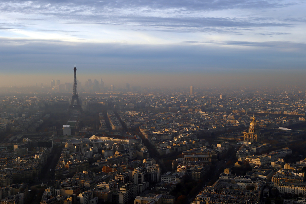 La Tour Eiffel et le dôme des Invalides peinent à être vus lorsque la pollution atteint ses pics, en été notamment.
