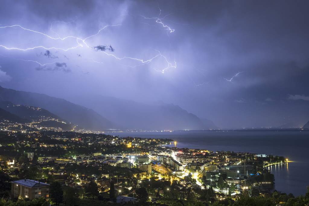 A lightning bolt above Lake Geneva and the city of Vevey in Switzerland this Sunday night, July 30, 2017 (KEYSTONE/Cyril Zingaro)