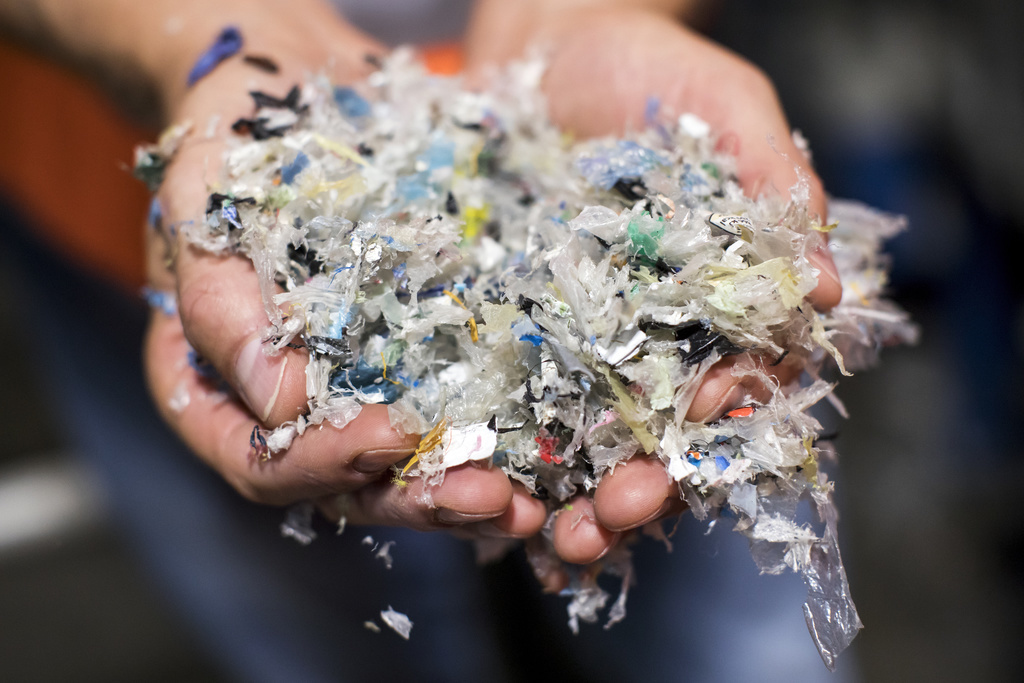Si la plupart des matières plastiques sont recyclées ou brûlées, on en retrouve tout de même plusieurs milliers de tonnes dans la nature (illustration).