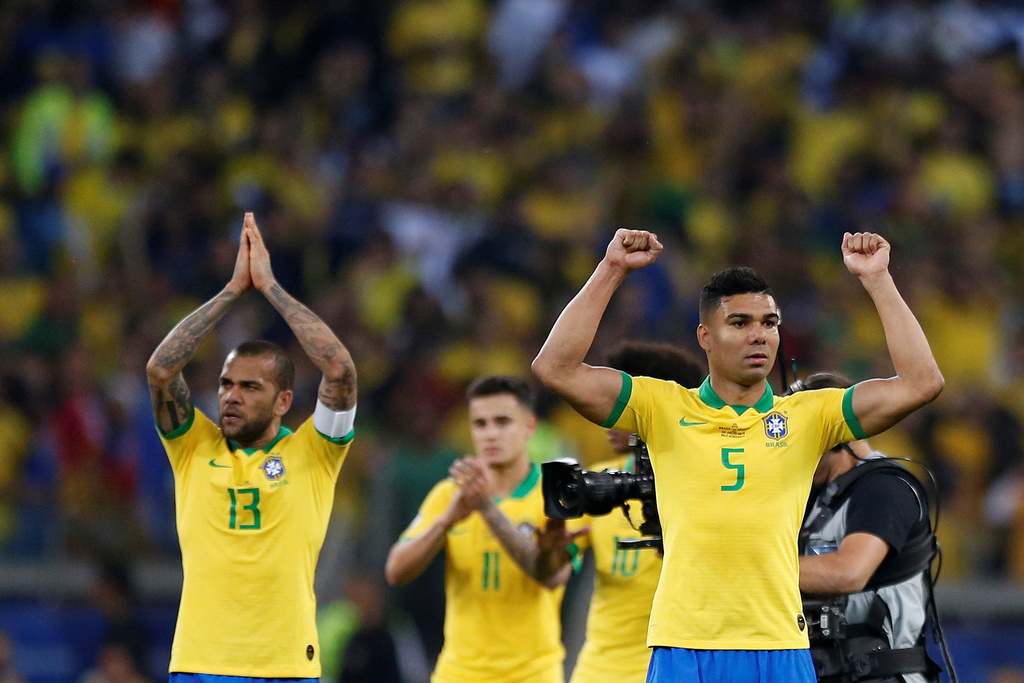 Les joueurs brésiliens Dani Alves (à gauche) et Casemiro (à droite) célèbrent la qualification de leur équipe en finale de la Copa America. Cela faisait 12 ans que les fans de la Seleçao attendaient cela.