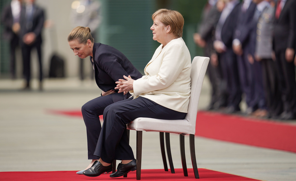 Jeudi, Angela Merkel s'était exceptionnellement assise sur une chaise pour une cérémonie des hymnes nationaux au lendemain de nouveaux tremblements en public.