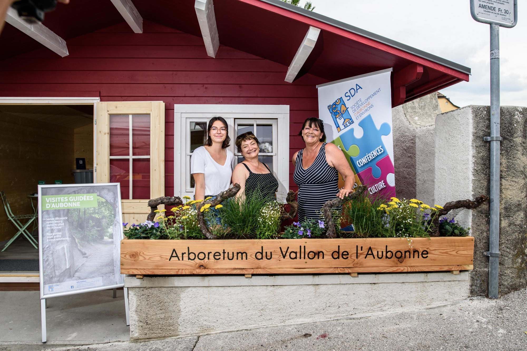 Julie Cretegny, Valérie André et Jacqueline Cretegny (de g. à dr.), toutes membres de la Société de développement d’Aubonne et environs, responsables de l’accueil dans le nouveau point d’information de la place de la gare.