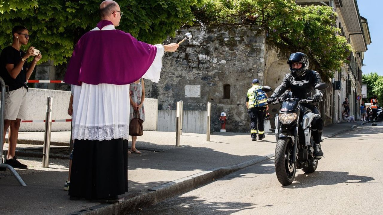 Après la cérémonie à l'église, le chanoine Alain Chardonnens a béni chaque moto, une à une.