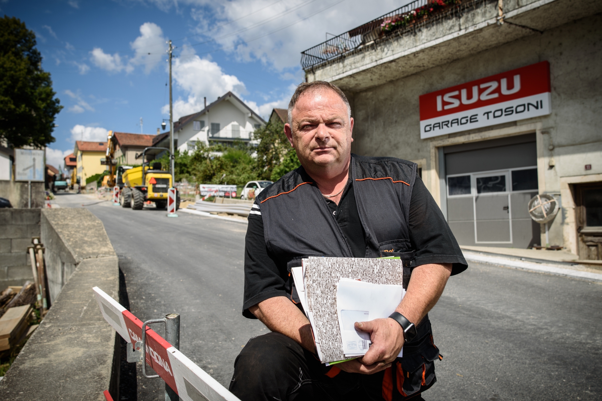 Des travaux devant son garage ont fait baisser le chiffre d'affaires de Jean Carlo Tosoni à Gimel. Il a dû réclamer son dû à ses clients... qui n'ont toujours pas payé.