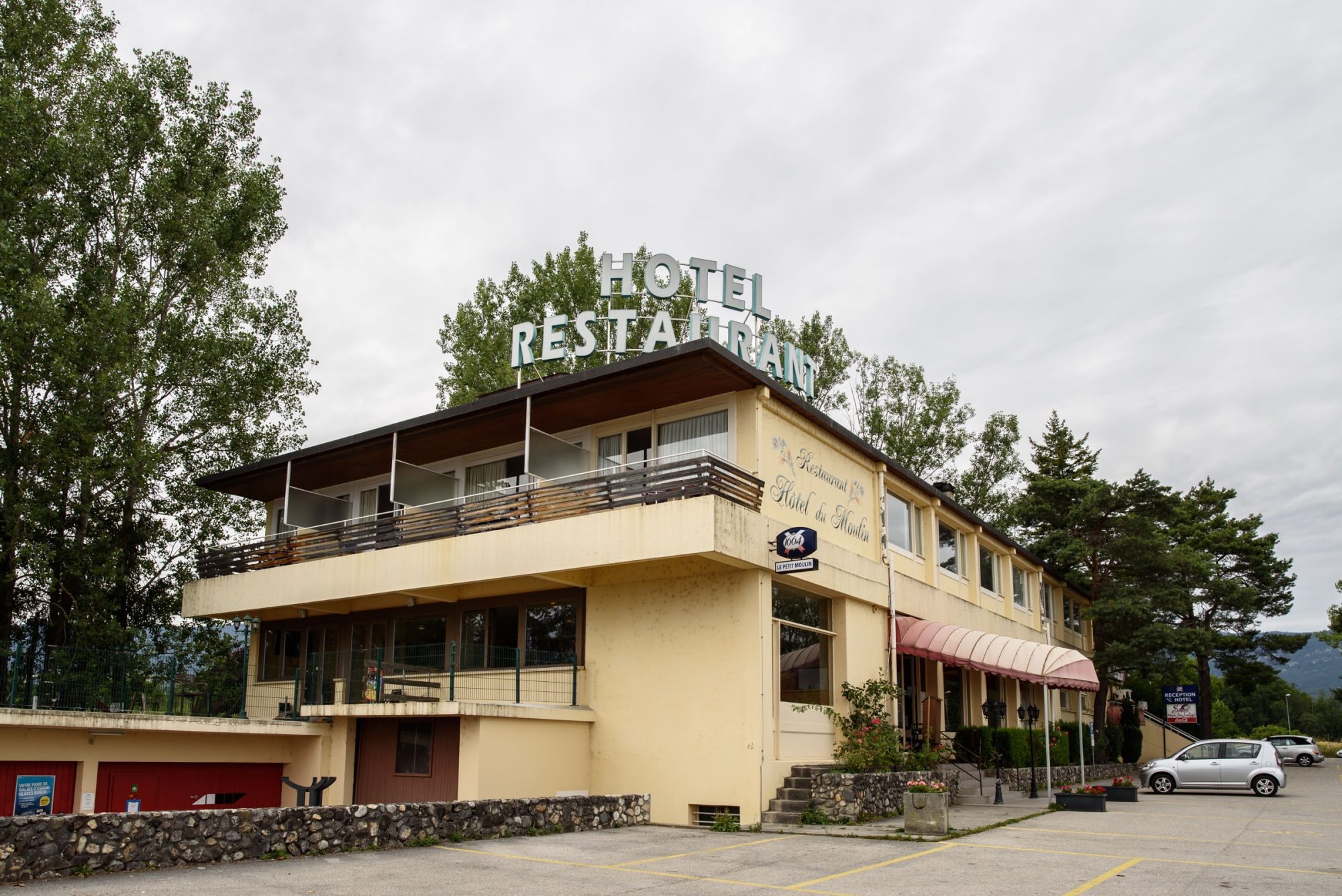 L'hôtel-restaurant Le Petit Moulin devrait disparaître à l'automne pour permettre la réalisation d'un vaste campus d'une école privée.