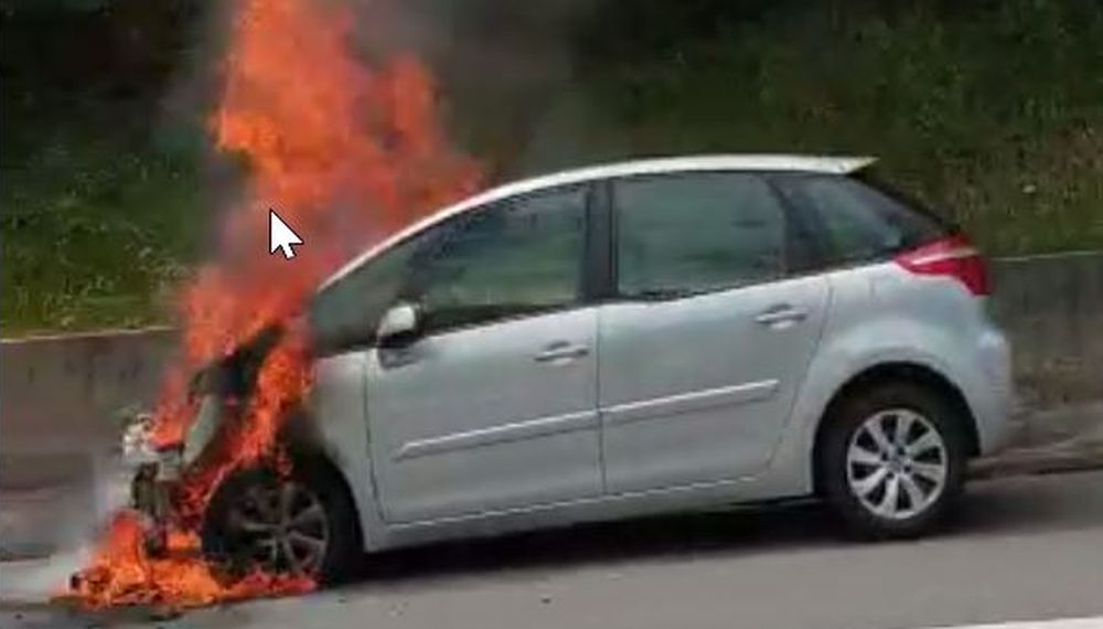Cette voiture a pris feu sur l'autoroute A9.