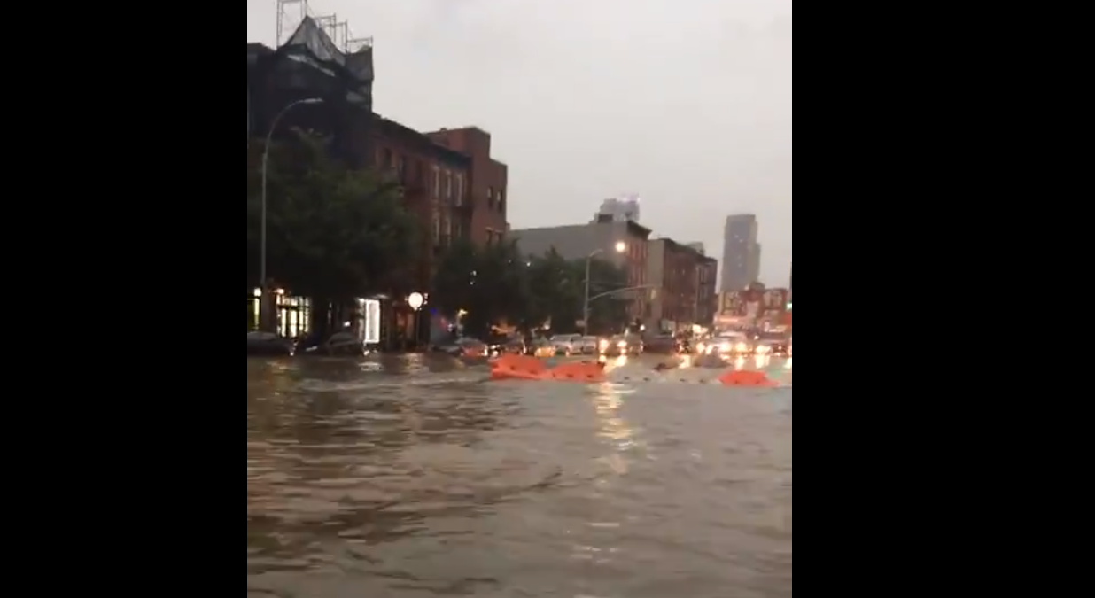 Après des pluies diluviennes, de nombreuses rues de New York se sont retrouvées sous l'eau.